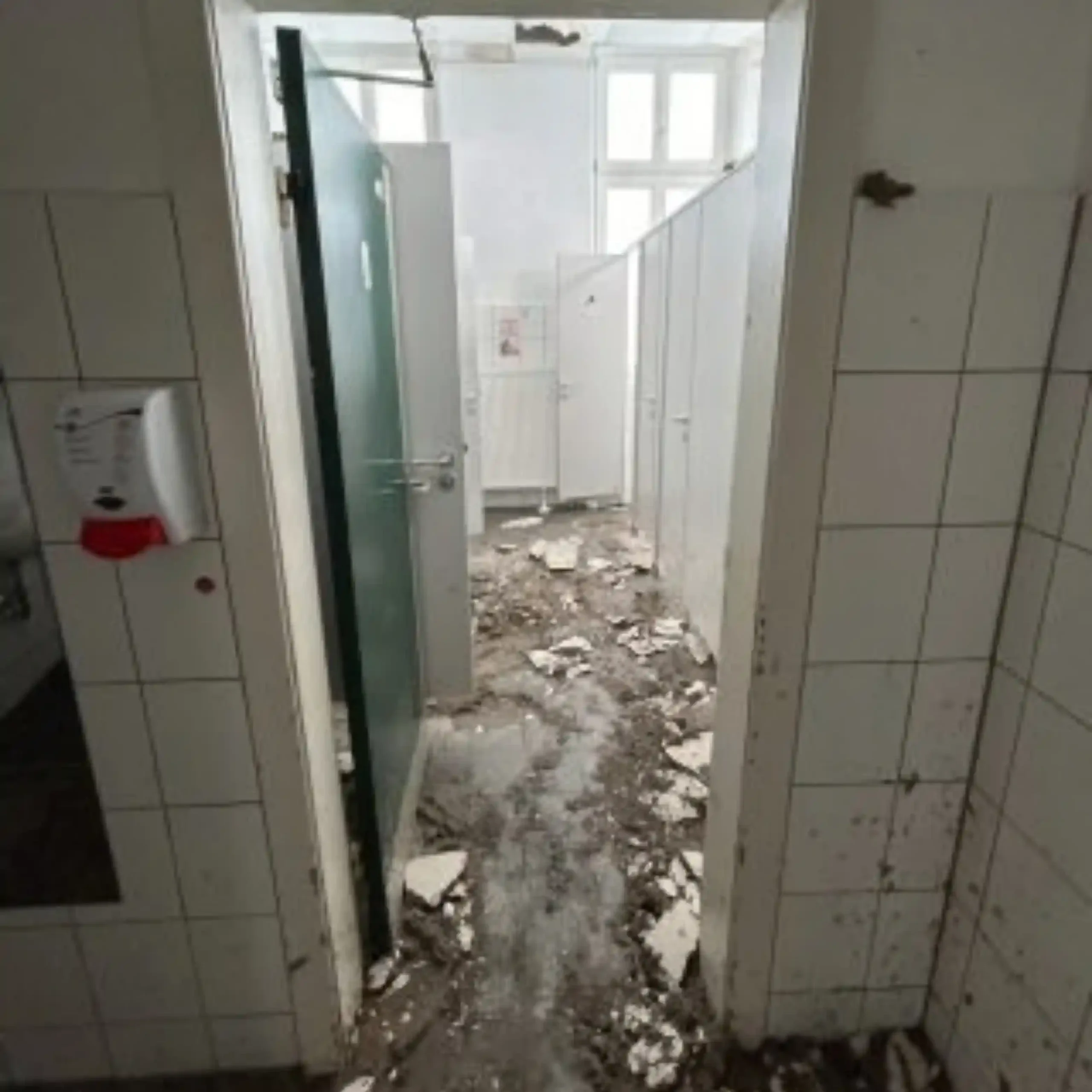 wasserschaden_gewerbe_bad_11zon_2_11zon
